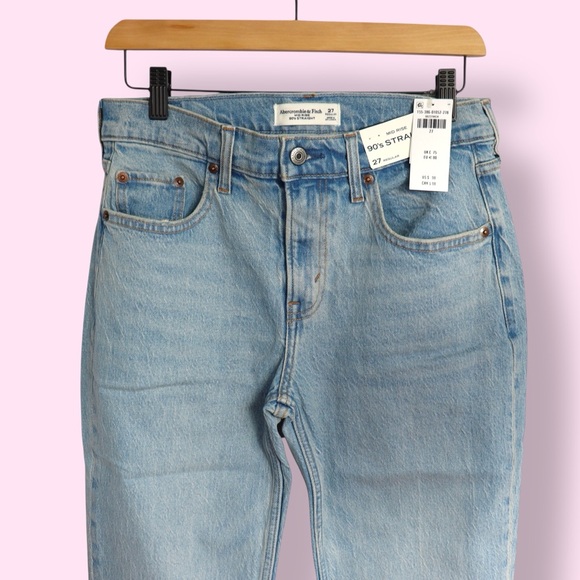 Abercrombie & Fitch Denim - NWT Abercrombie & Fitch Mid Rise 90s Straight Jeans Size 27 Light Wash Denim